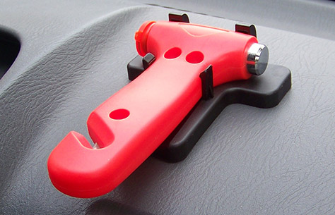 带安全带割刀的汽车应急安全锤TH002固定在车内